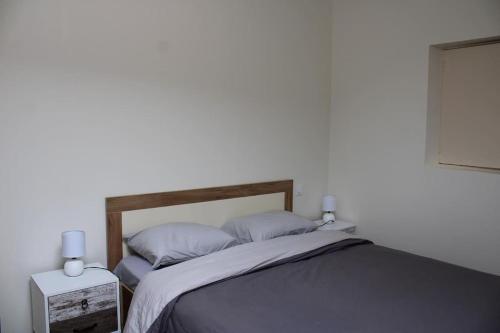 un lit avec deux oreillers dessus dans une chambre dans l'établissement Le relais, à Prémeaux