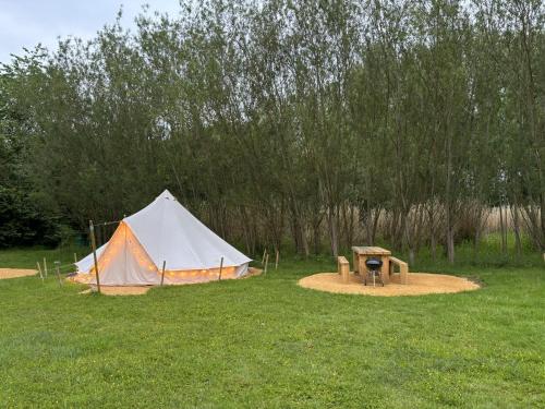 Κήπος έξω από το Cherry Bell Tent