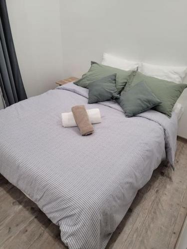 un lit avec deux serviettes et deux oreillers dessus dans l'établissement appartement design limite Paris métro 13et14 JO 2024, à Saint-Ouen