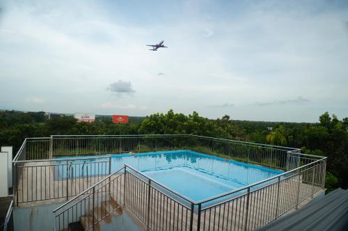 Bazén v ubytování Daffodils Luxury Airport Suites nebo v jeho okolí