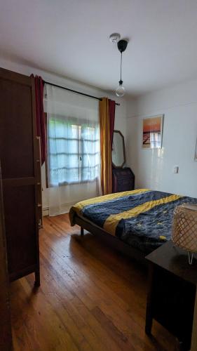 une chambre avec un lit et une fenêtre dans l'établissement French Cottage privé calme en bord de rivière, à Guérard