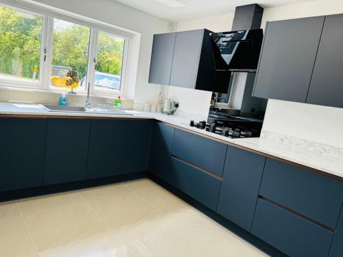 Η κουζίνα ή μικρή κουζίνα στο 5-Bedroom Cottage, New Waltham, Grimsby