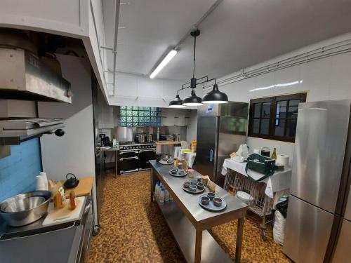 une grande cuisine avec une table au milieu dans l'établissement French Cottage privé calme en bord de rivière, à Guérard