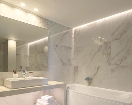 Un baño de High Beach White - Adults Only