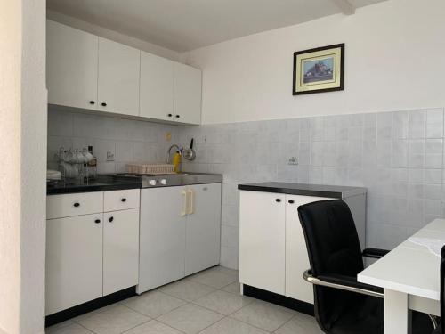 Kuchyň nebo kuchyňský kout v ubytování Studio Apartman Tena sa terasom i pogledom na more