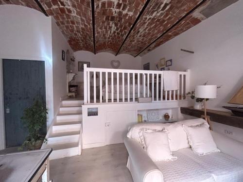 une chambre avec un lit et un escalier à l'intérieur dans l'établissement The Stable, à Autignac