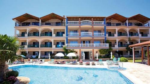 un hotel con piscina di fronte a un edificio di Ariadne Apartments a Tsilivi