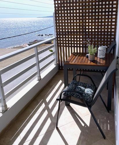 ニキティにあるKima Sea Apartmentの海を見渡すバルコニー(テーブル、椅子付)