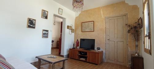 un salon avec un canapé et une télévision dans l'établissement Les Ondines, à Saintes-Maries-de-la-Mer