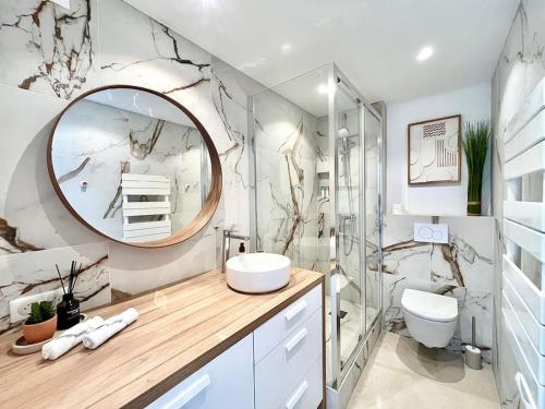 une salle de bain avec un lavabo et un miroir dans l'établissement Magnifique T2 - Vue Mer - Parking - Juan-les-Pins, à Antibes