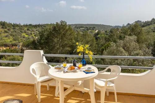 Fotografie z fotogalerie ubytování Private 3 bedroom villa in Salema amazing views v destinaci Salema