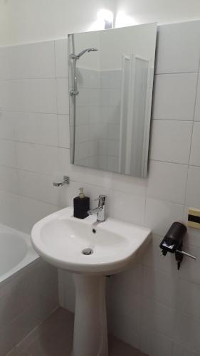 Bilik mandi di H24 apartment