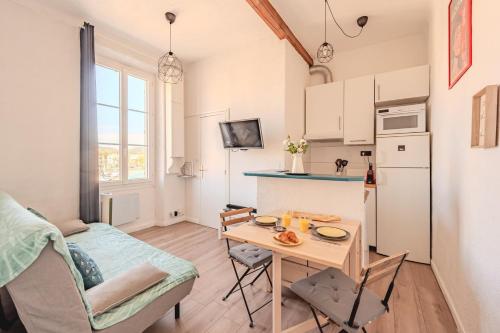 une cuisine et un salon avec une table dans la chambre dans l'établissement Appartement de Charme - Vue Panoramique Port, à La Seyne-sur-Mer