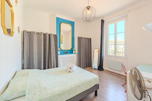 une chambre avec un lit et un miroir dans l'établissement Appartement de Charme - Vue Panoramique Port, à La Seyne-sur-Mer