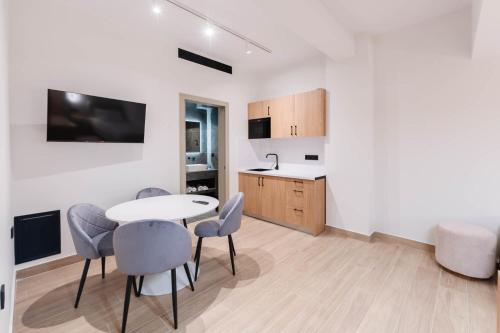 a kitchen and dining room with a table and chairs at Villa Lazareto in Kontokali