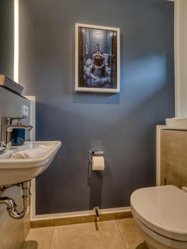 a bathroom with a sink and a toilet at Südwind's Deichperle in Westerland (Sylt)