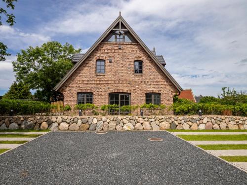 a brick house with a gambrel roof at Südwind's Deichperle in Westerland (Sylt)