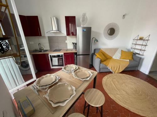 une cuisine et un salon avec une table et un canapé dans l'établissement Bompard - Endoume - 2 Pièces - 5mn Vallon des Auffes, à Marseille