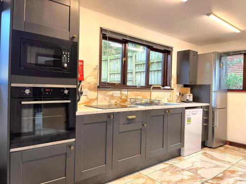 Nhà bếp/bếp nhỏ tại Primrose 15-Kaowood-Hot Tub-Pet friendly-Tenby