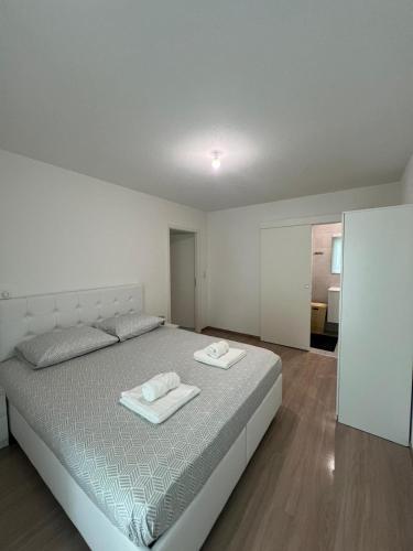 une chambre avec un lit avec deux serviettes dessus dans l'établissement Appartement AN-Lux, à Saint-Louis