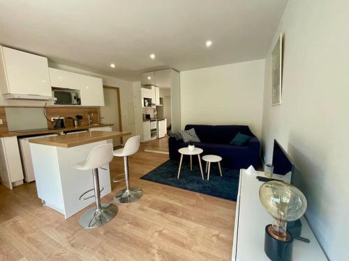 une cuisine et un salon avec un canapé et une table dans l'établissement Appartement 2 pièces avec un jardin privatif, à Cannes