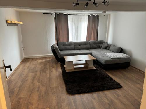 a living room with a couch and a coffee table at Ferienwohnung Nappen Platz 2 in Bad Salzungen