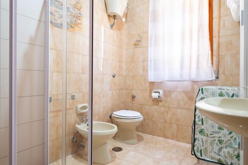 un bagno con un water e un lavandino di Villa Bianca a Pulsano