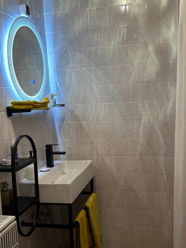 a bathroom with a sink and a mirror at Johnny Motel in Orosháza
