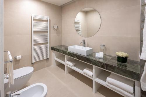 Bilik mandi di UNA Hotels Forte Dei Marmi