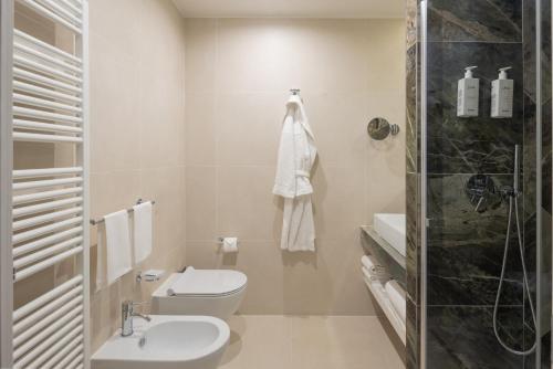 Bilik mandi di UNA Hotels Forte Dei Marmi