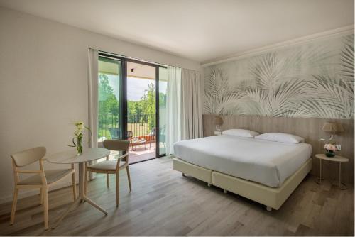 Katil atau katil-katil dalam bilik di UNA Hotels Forte Dei Marmi
