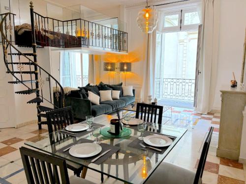 un salon avec une table en verre et un canapé dans l'établissement L'appartement Vendome, à Paris