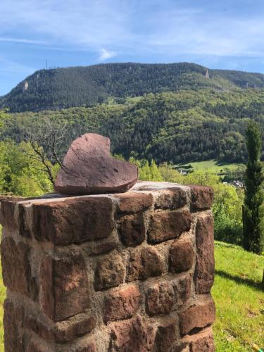 d'un mur en briques avec vue sur la montagne. dans l'établissement Chambre avec entrée indépendante à La Canourgue, à La Canourgue
