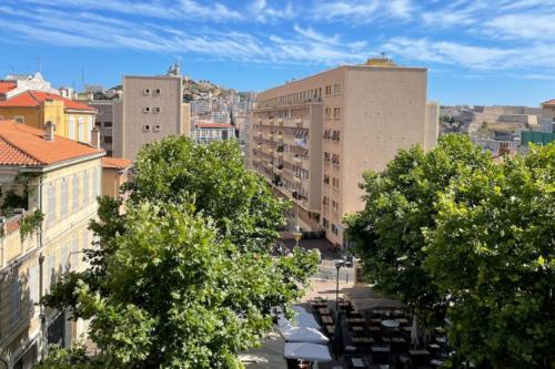 une vue d'une ville avec des arbres et des bâtiments dans l'établissement appartement près du vieux port dans le quartier du panier, à Marseille
