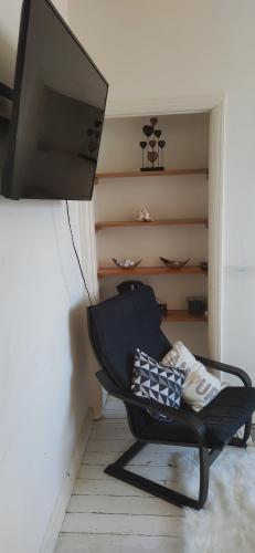 TV a/nebo společenská místnost v ubytování Bright double room approx 2 mile from city centre