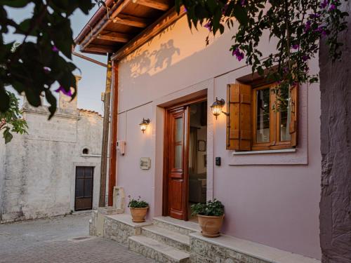 Το κτήριο όπου στεγάζεται  η παραθεριστική κατοικία