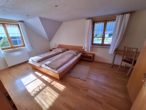 a bedroom with a bed in a room with windows at Romantikhus in Brand