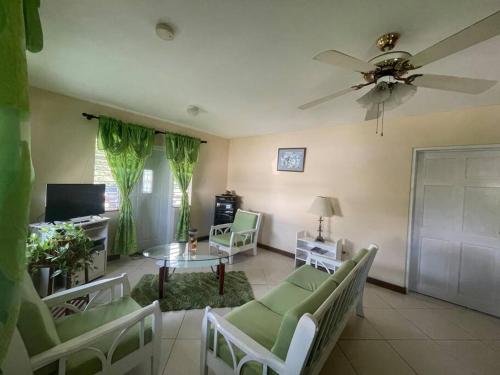 Televisi dan/atau pusat hiburan di Tranquility Corner