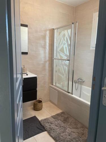 une salle de bain avec douche et lavabo dans l'établissement La moderne Villa Proche Luma, à Arles