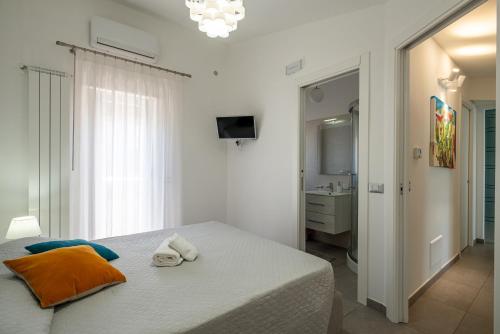 Posteľ alebo postele v izbe v ubytovaní "I MORI LUXORY APARTMENTS" - Attico mansardato con incantevole vista mare