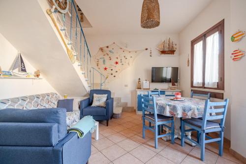 un salon avec une table et des chaises dans l'établissement Villa Corallina Relais & Climbing Center, à San Vito Lo Capo