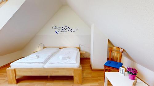 Postel nebo postele na pokoji v ubytování Appartementhaus Sir Henry Sir Henry Wohnung C