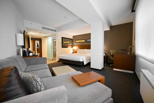 Postel nebo postele na pokoji v ubytování Yerevan Place Hotel