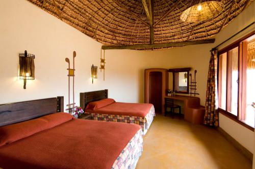 Postel nebo postele na pokoji v ubytování Samburu Sopa Lodge
