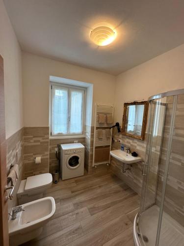 un bagno con un lavandino e una doccia di Borgo nel Vigneto a Erbusco