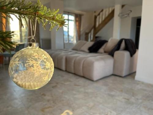 une décoration de Noël suspendue à un arbre de Noël dans un salon dans l'établissement La Villa Bourgeoise, à Croisilles