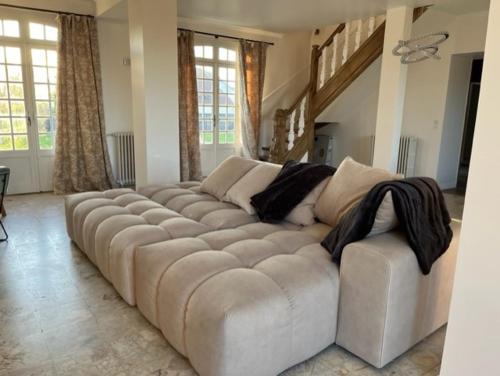 - un grand canapé blanc dans le salon dans l'établissement La Villa Bourgeoise, à Croisilles
