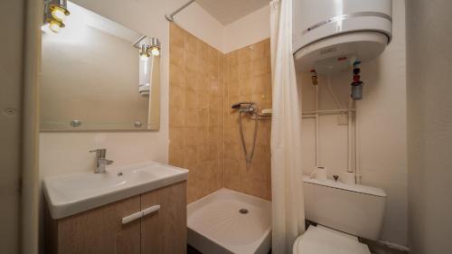 une salle de bain avec un lavabo, des toilettes et une douche dans l'établissement LE SCHUSS 5 - 28 Studio cabine 4 pers, à La Foux