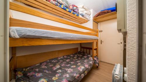 - 2 lits superposés dans une petite chambre avec un lit en dessous dans l'établissement LE SCHUSS 5 - 28 Studio cabine 4 pers, à La Foux