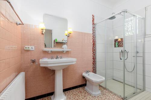 Ένα μπάνιο στο Provenzalische Villa Berta - mit Terrasse und Garten in Stadtnähe by Riviera HomeLife